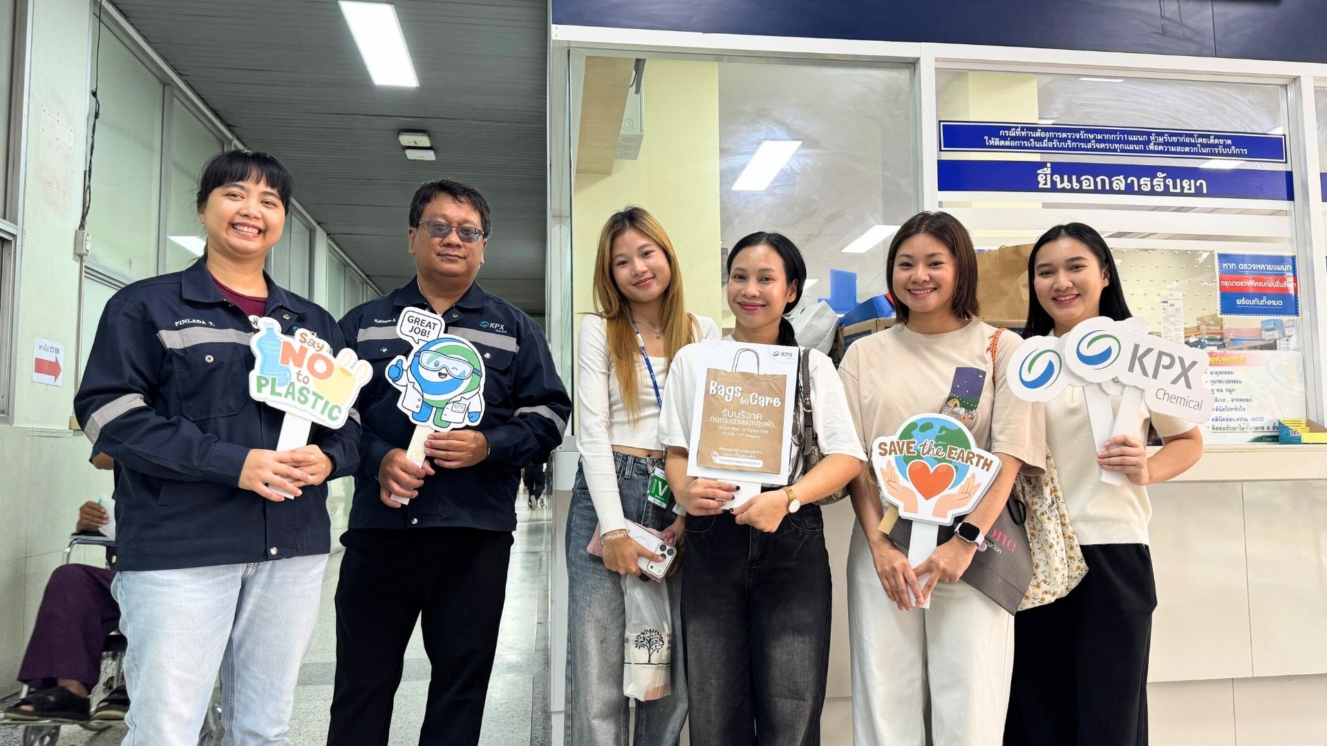 KPX Chemical Thailand staff donating paper bags to Samut Prakan Hospital for the Go Green plastic reduction campaign.